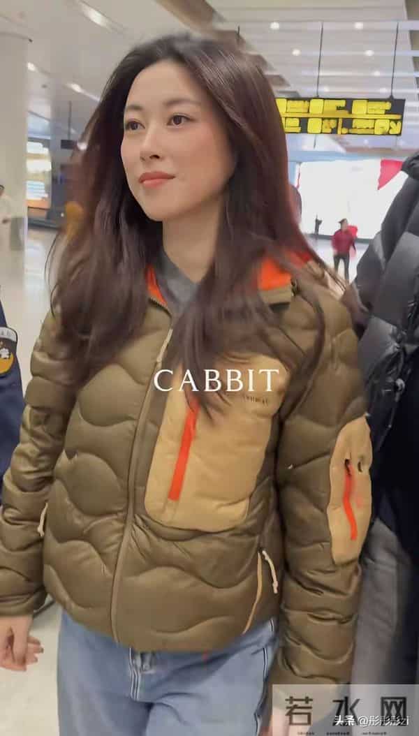 朱珠机场被偶遇太吸睛!吐司羽绒服配牛仔裤,人美穿搭随性也惊艳