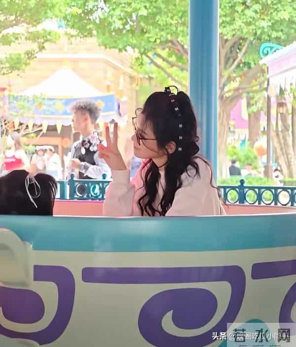 奚梦瑶晒与女儿合影,穿母女装去迪士尼给女儿庆生,孩子打扮时尚