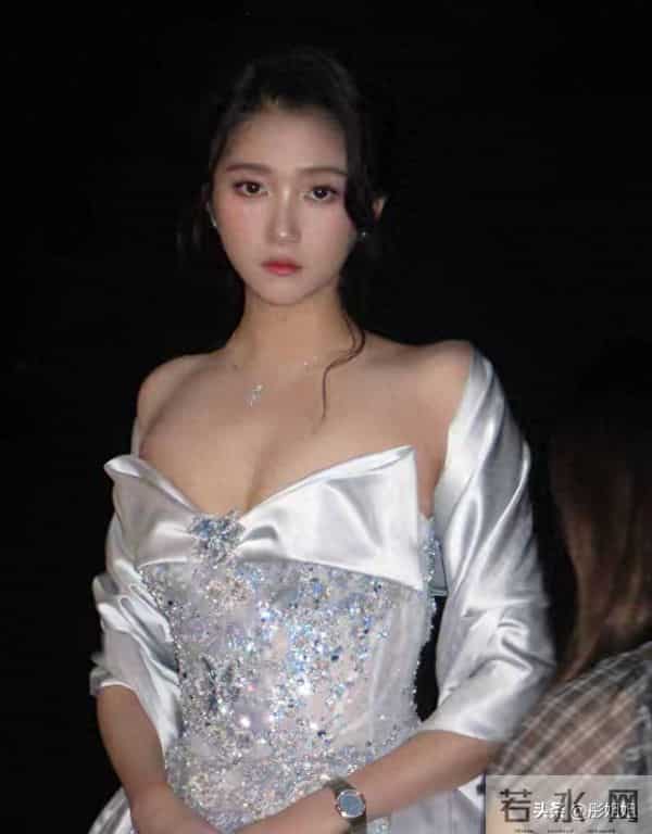 关晓彤银裙造型杀疯了!红毯上秀火辣身材,性感妩媚直接美上热搜