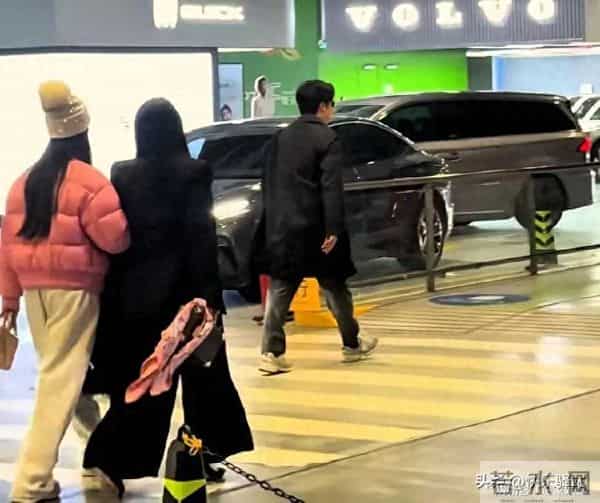 李湘王岳伦一家现身上海虹桥机场，虽然离婚了，还是一家人的感觉