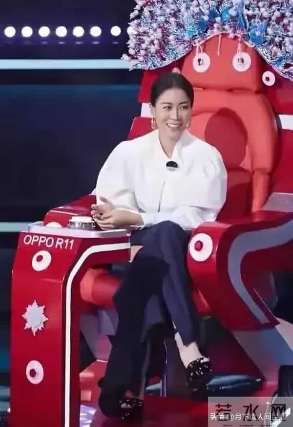 57岁那英现身国外就餐，素颜曝光真实状态，真成五旬老太了