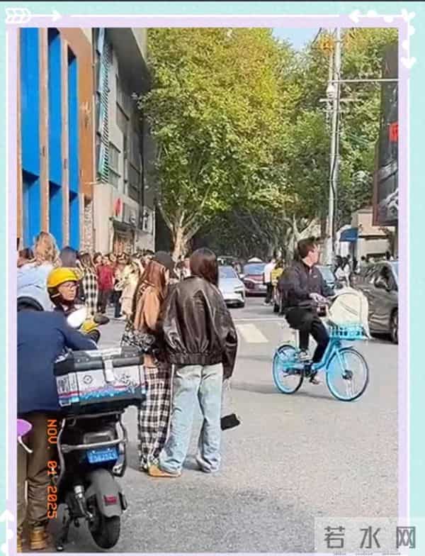 Angelababy现身上海街头,穿格子长裤,一身打扮时髦,少女感十足