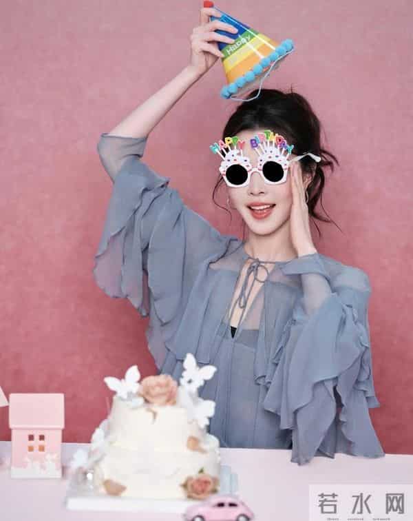 宋轶晒36岁庆生照,明媚动人,可盐可甜超带感,大长腿白得晃眼!
