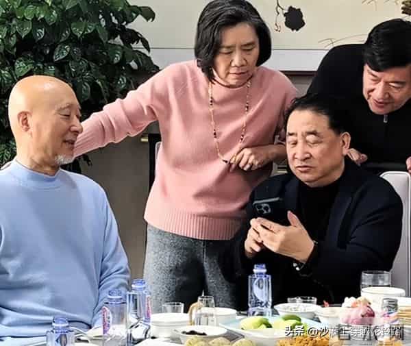 陈佩斯和姜昆、朱时茂聚餐，高档会所喝5块汽水，合影暴露了咖位