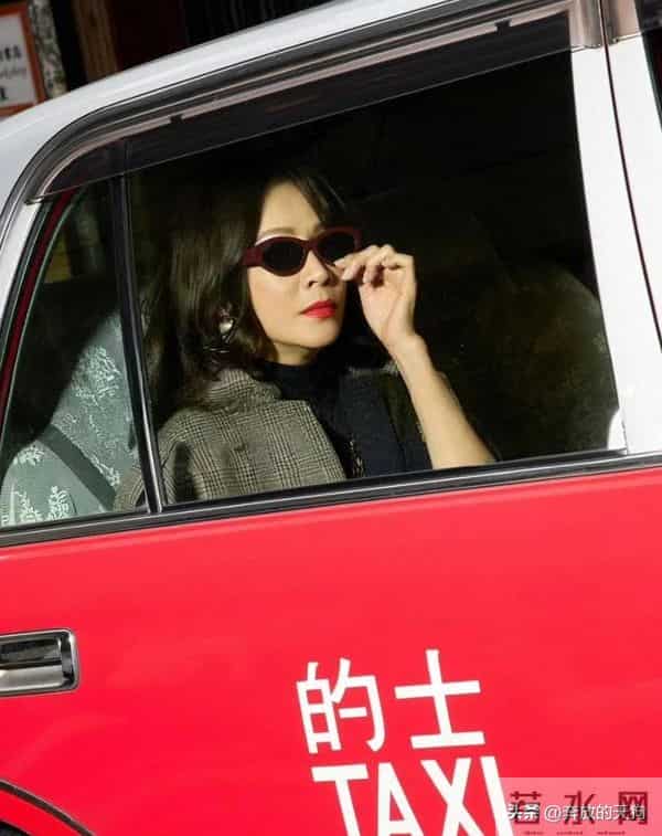 59岁刘嘉玲香港街头彻底放飞,三角裤外穿配黑丝袜,这是啥新潮流