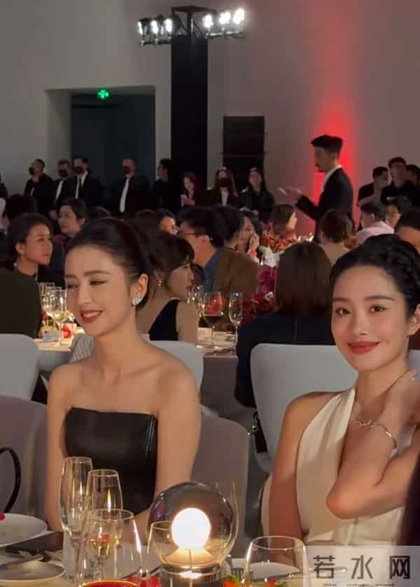 佟丽娅与杨采钰参加晚宴坐一起，一个黑裙一个白裙，美的太耀眼！