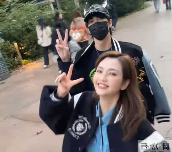 张丹峰一家四口游玩,洪欣藏张丹峰背后甜笑!儿女齐出镜好幸福