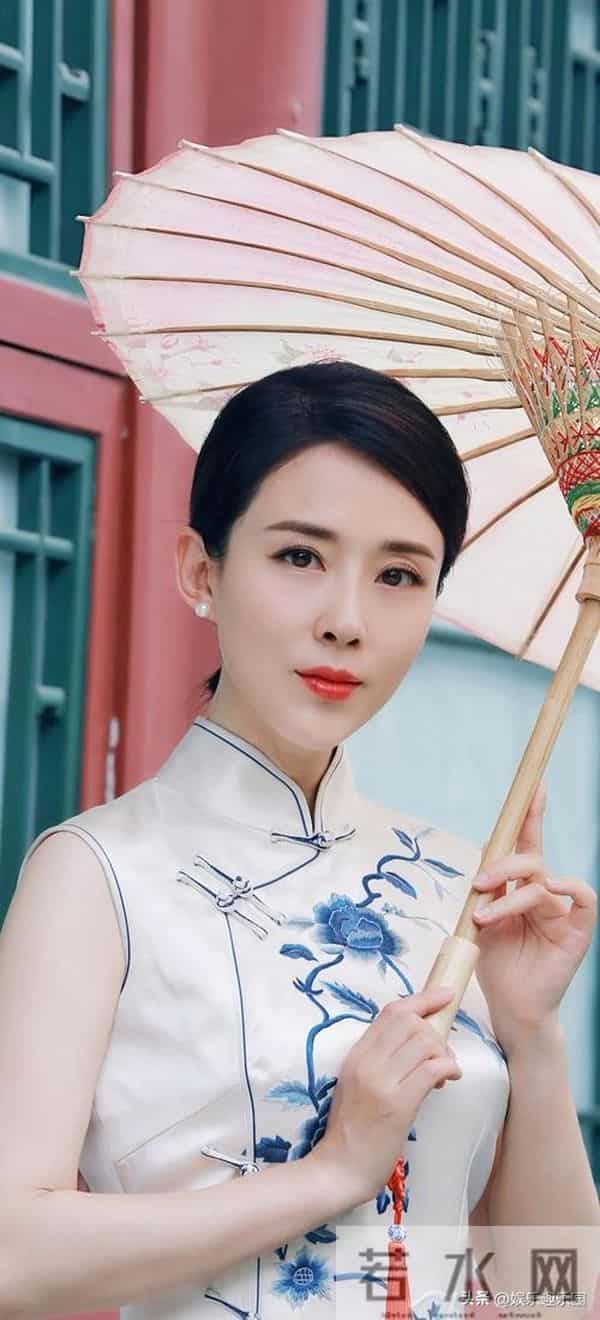 “最美嫦娥”颜丹晨:多组造型切换,优雅与飒爽的双面魅力