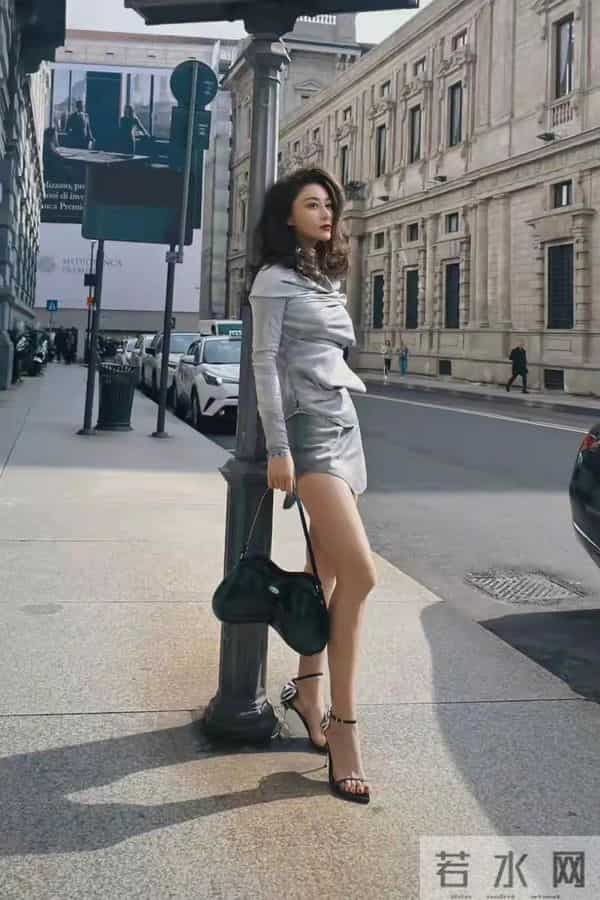 张馨予臀桥体重突破100斤,腰臀比例超级好啊