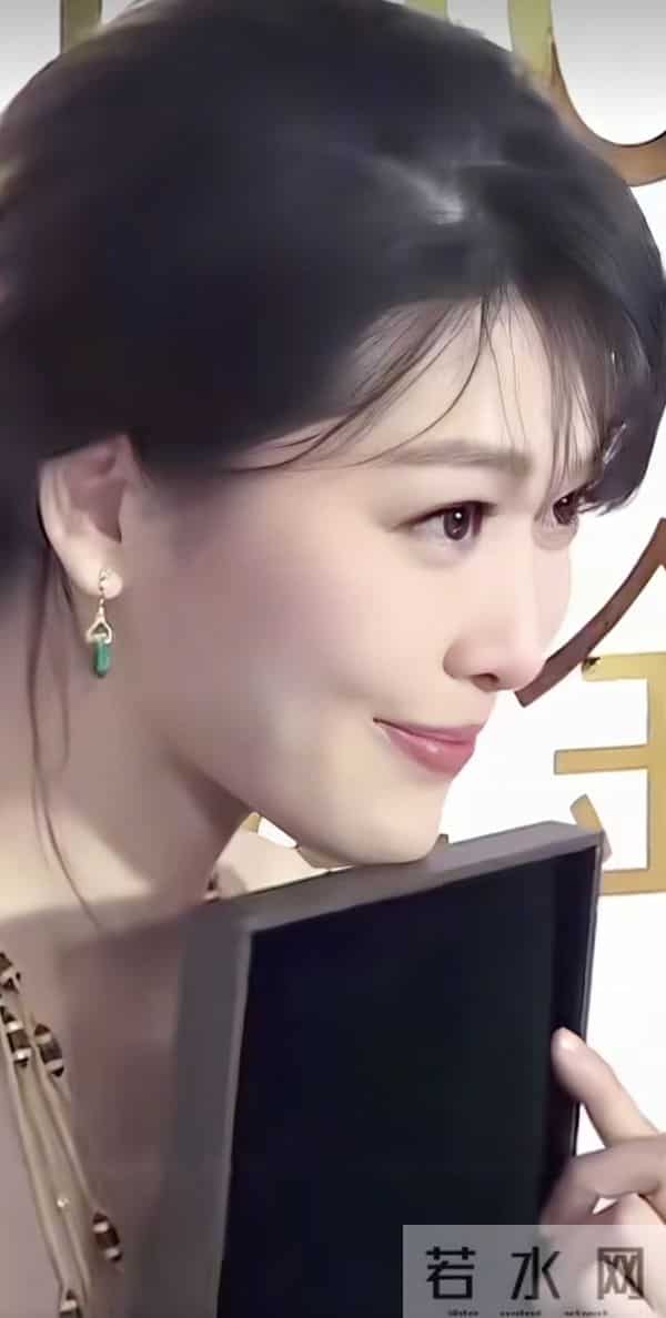 周丽淇真是360度的美,眼睛有特点,会放电,皮肤也是白皙无暇