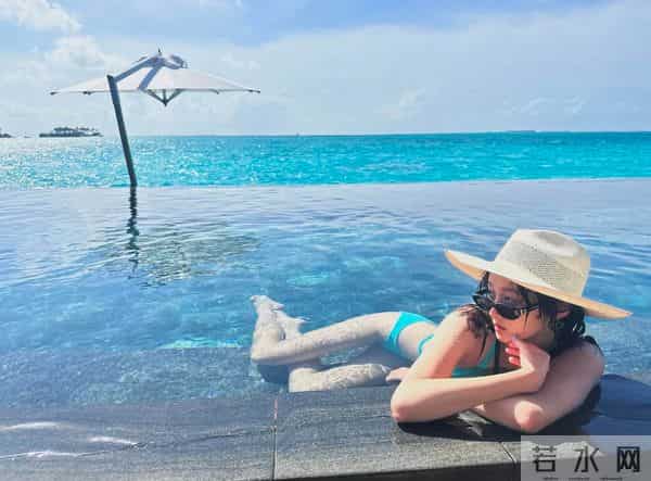 关晓彤越来越有女人味了 床头照秀身材 比基尼火辣