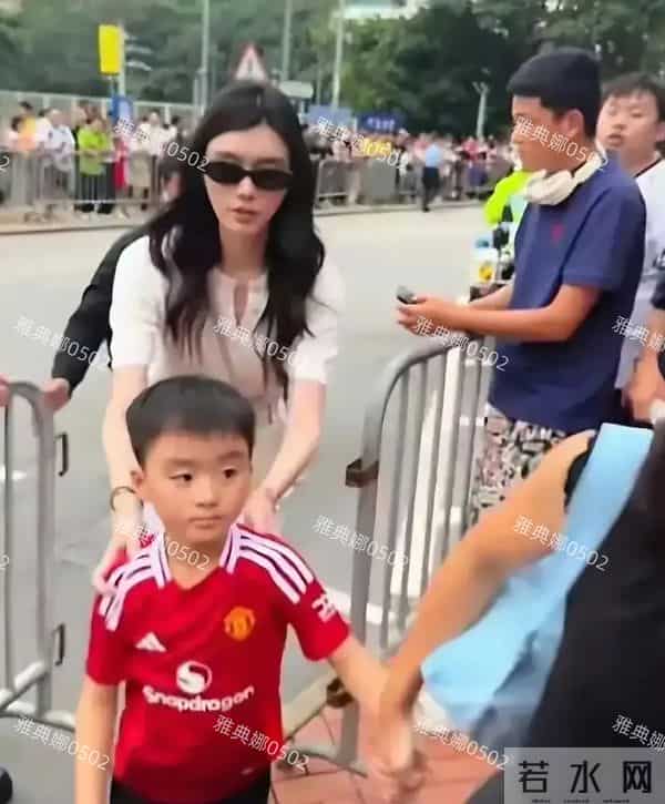 香港迪士尼偶遇何猷君夫妇，6岁的儿子跟奚梦瑶刚出道时长得超像