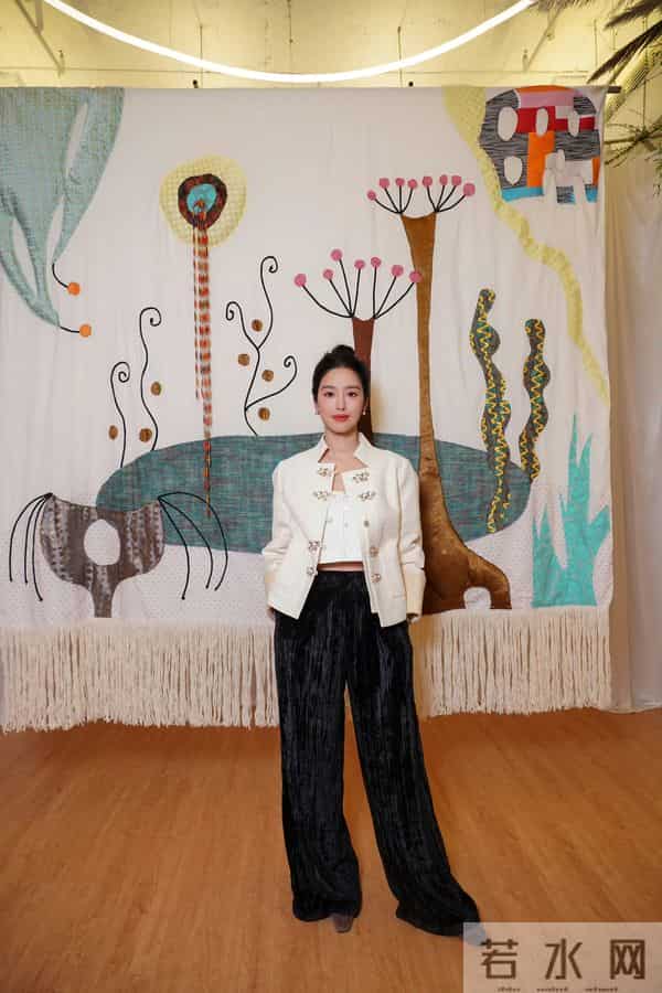 杨采钰和妈妈合照曝光,杨妈妈漂亮又有气质,看起来好年轻的呀!