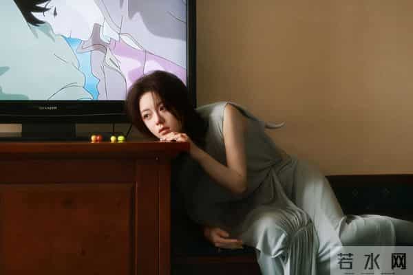 美到犯规！赵今麦卫衣半拉露蓝内搭！牛仔短裤+皮带像夏天风