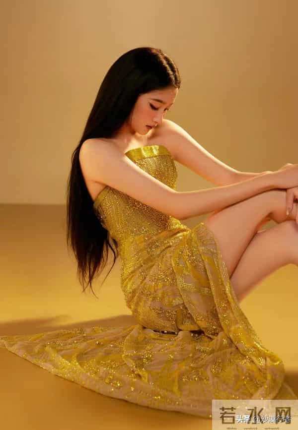 关晓彤最性感的一次蕾丝透视装光脚丫!国民闺女终于长大了