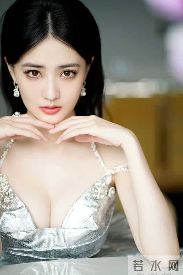 真看不出来 徐璐挺放的开的 蹦迪嗨玩 肚兜美背撩人