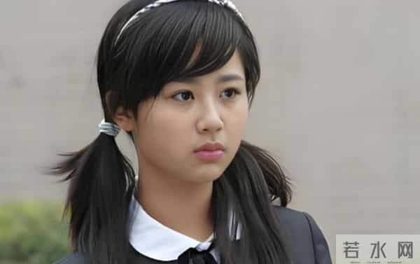 32岁杨紫陪父母和家人相聚,杨紫父亲低调随和,杨紫母亲状态年轻