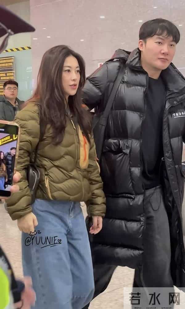 朱珠现身机场被偶遇 身穿吐司羽绒服搭牛仔裤 真是人美穿啥都好看