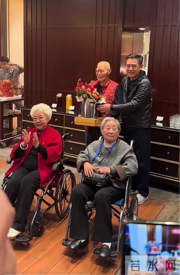 张勇手庆生张光北忙张罗,两人并非父子!陈宝国送花托束超细心