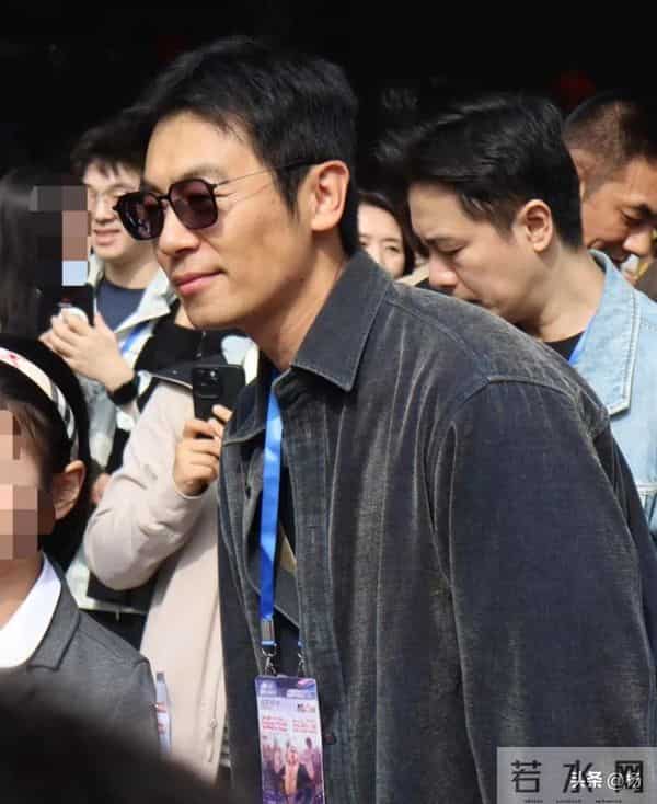 42岁朱亚文现身南京旅游，高大帅气人群里好显眼，脸上皱纹显成熟