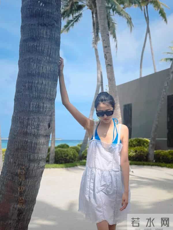 关晓彤越来越有女人味了 床头照秀身材 比基尼火辣