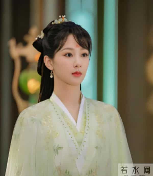 32岁杨紫陪父母和家人相聚,杨紫父亲低调随和,杨紫母亲状态年轻