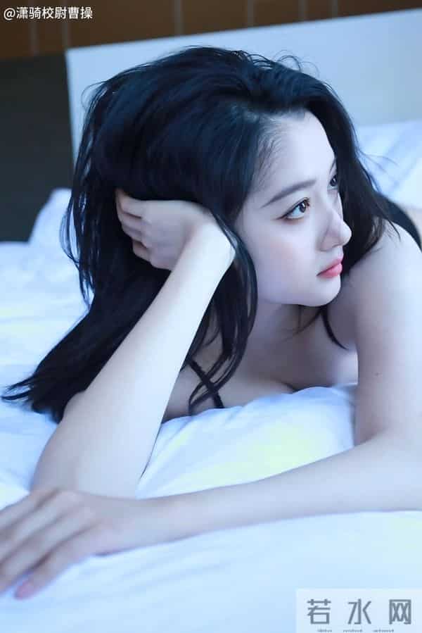 关晓彤越来越有女人味了 床头照秀身材 比基尼火辣