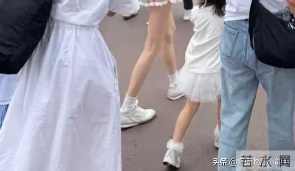 奚梦瑶晒与女儿合影,穿母女装去迪士尼给女儿庆生,孩子打扮时尚