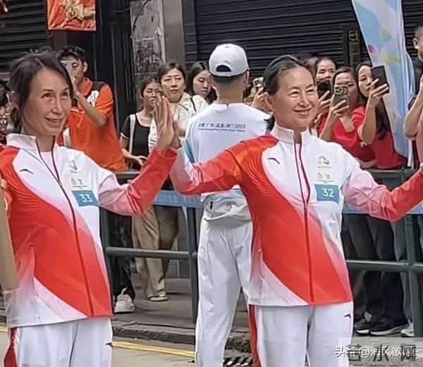 何超琼传递火炬像换了个人,没珠宝没华服,温柔得像邻家姐姐