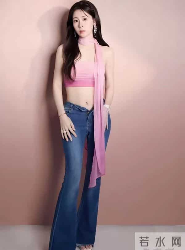 张碧晨吃太多了吗,扣子都系不上了……