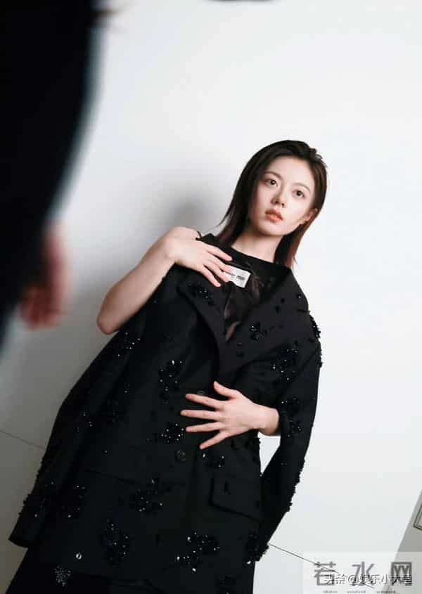 赵今麦今日新物料释出,穿吊带印花连衣裙,妆容淡雅又美又瘦!