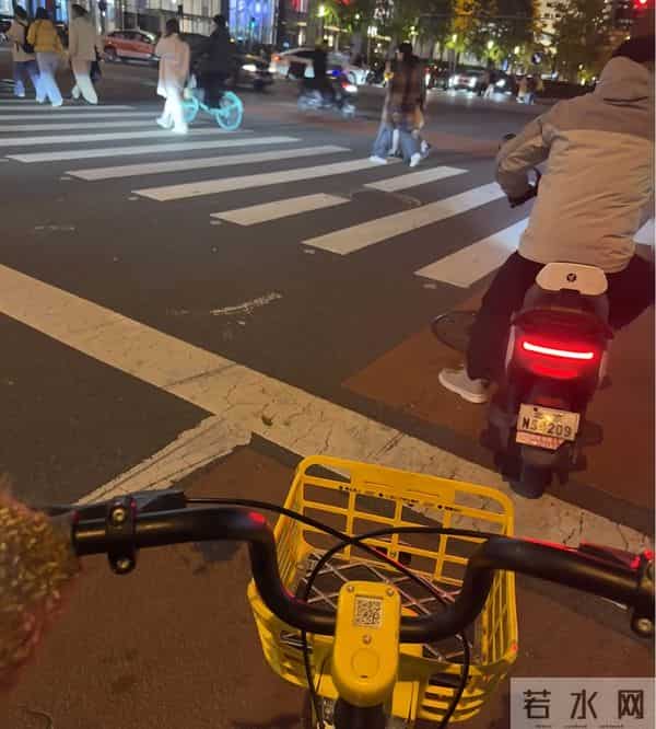 夏露更新动态,晒和儿子万圣节cos照,美貌真的很吸睛马龙太幸福