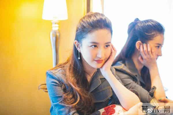 刘亦菲红色带毛一字带高跟鞋,年轻时的刘亦菲很清纯唯美