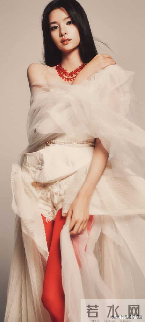 张艺上经典丝袜妆造美图集