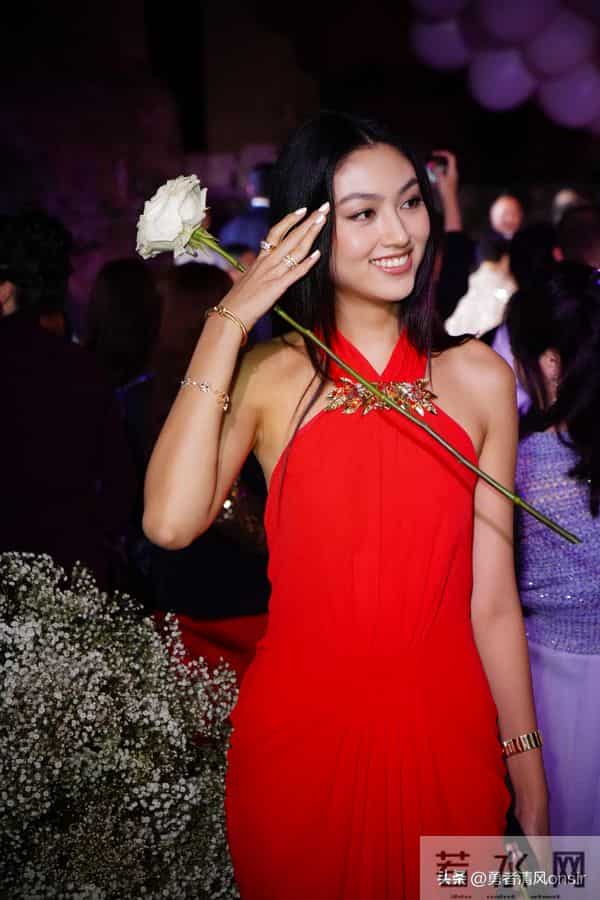 任达华一家意大利参加婚礼,20岁任晴佳身材高挑,又瘦又美如超模