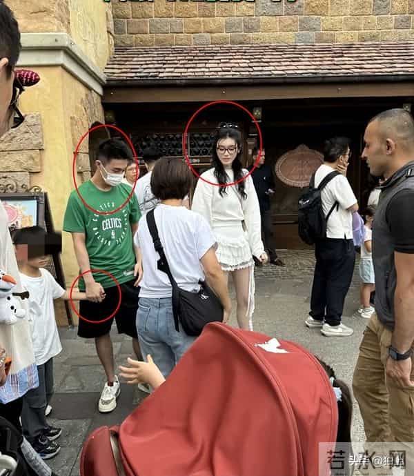 迪士尼偶遇何猷君一家,4岁女儿背1.7万挎包,奚梦瑶本人美到失语