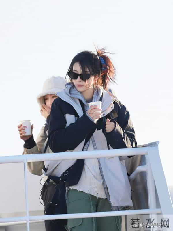 热巴穿冲锋衣也很权威!想起了花少冰岛穿搭
