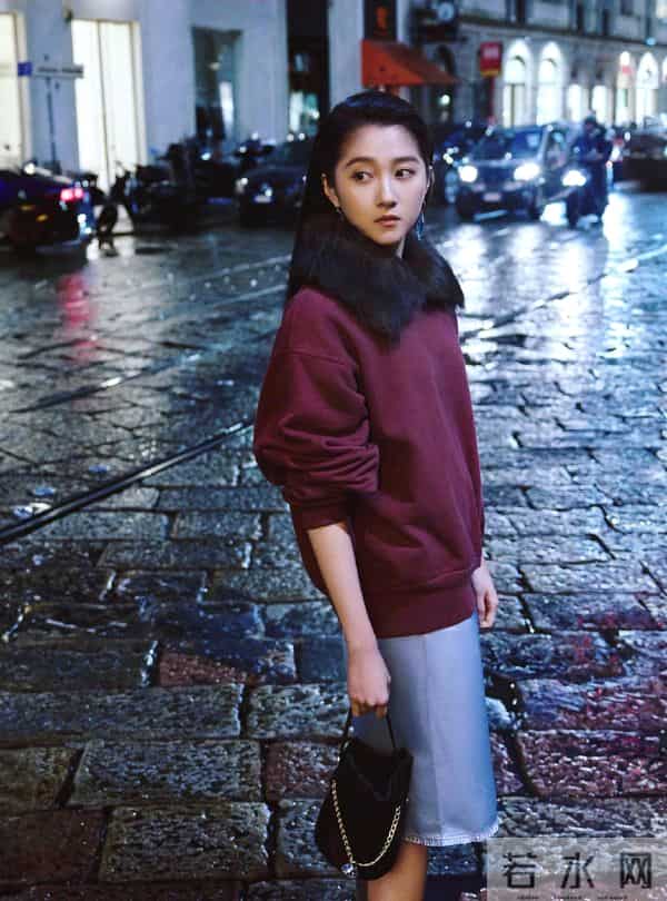 关晓彤的新造型火了！紫色卫衣+灰色半身裙，显气质又俏皮洋气