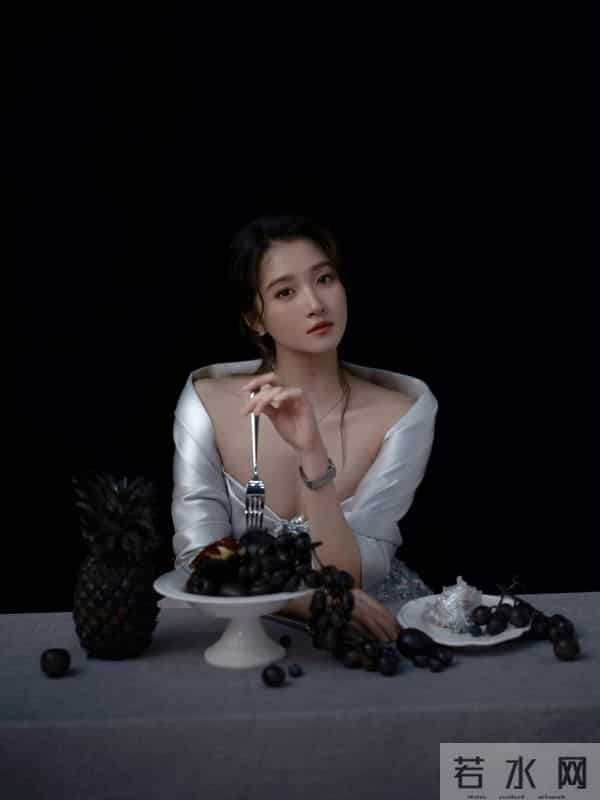 关晓彤的礼服会讲故事!银灰披风抹胸镶钻裙,灵动得像偷了仙女裙