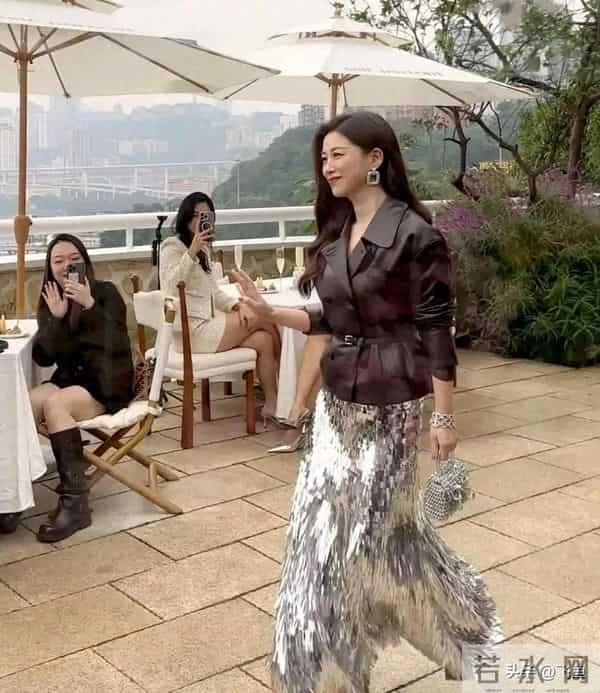 41岁朱珠在重庆和朋友聚会,她穿着亮片裙 脚踩高跟鞋 打扮贵气十足