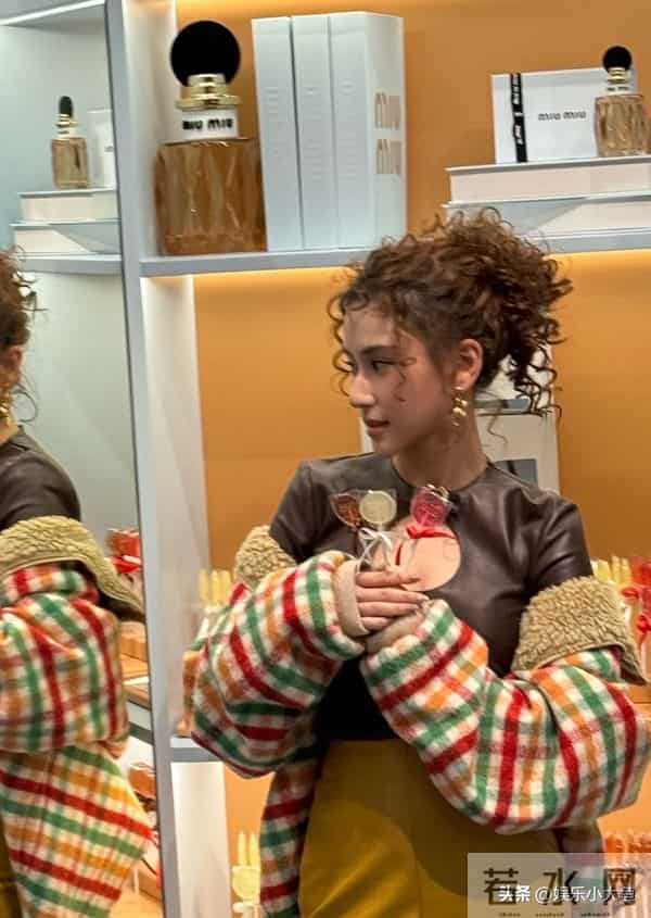 何超莲参加上海miumiu活动,穿格子外套配超短裙,羊毛卷发型好美