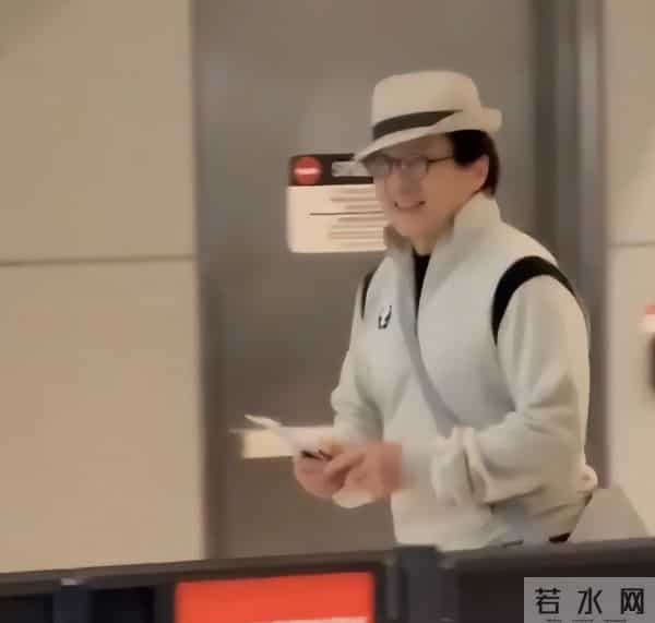 成龙机场主动喊刘亦菲合影,刘亦菲瑜伽裤显腿很细,身材太棒了