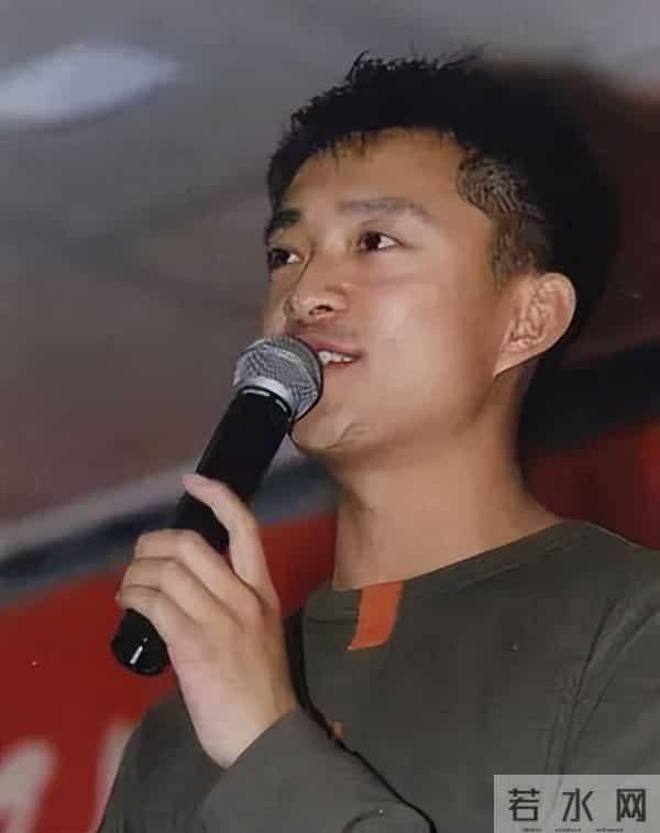 前最帅央视主持人复出,56岁已满头白发,回应身价百亿总裁传闻