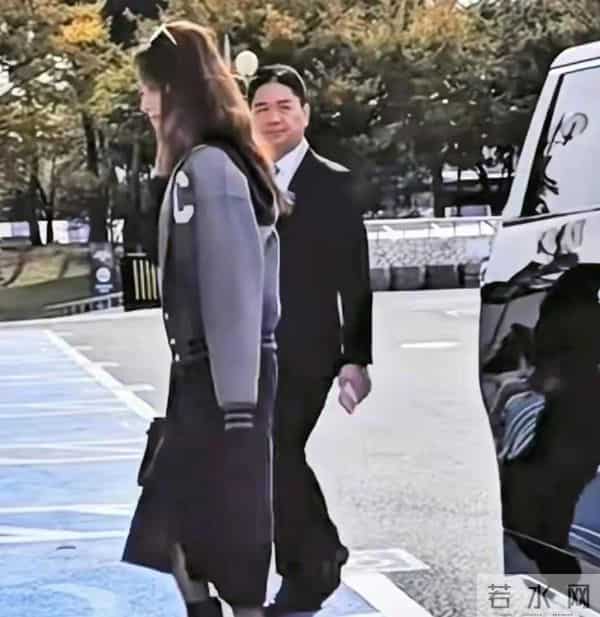 刘强东朋友圈秀恩爱!自嘲在章泽天面前失去自信,紧跟潮流很年轻