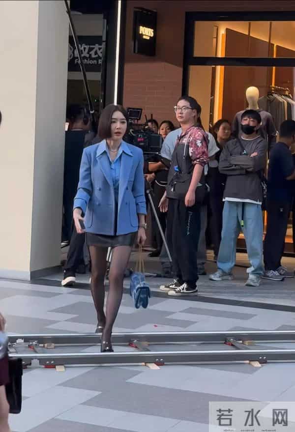 46岁秦岚现身宁波街头,她穿着黑丝袜,踩着用透明胶绑着的高跟鞋