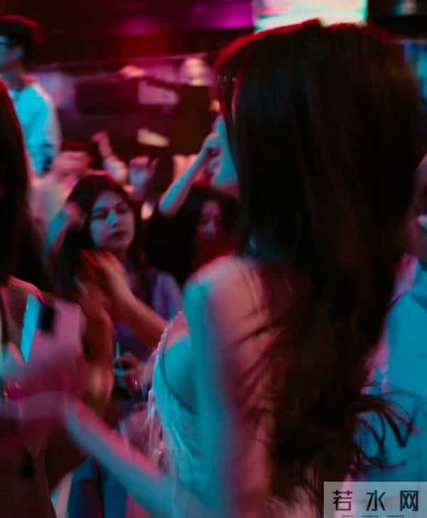 真看不出来 徐璐挺放的开的 蹦迪嗨玩 肚兜美背撩人