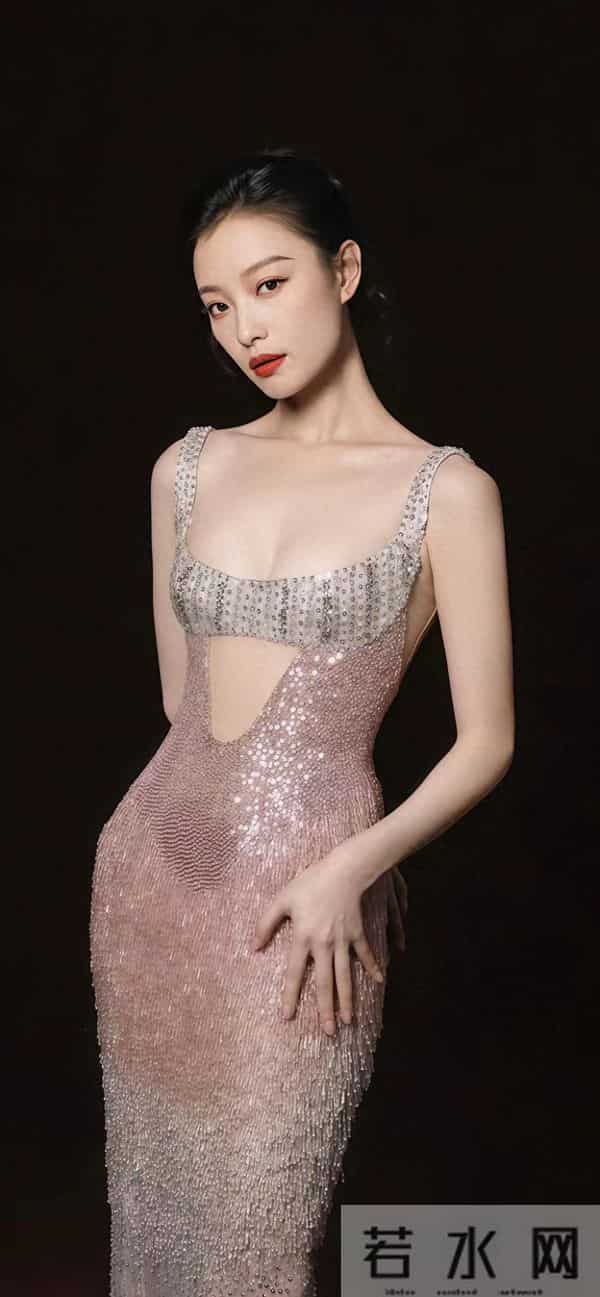 倪妮， 性感的身材，勾魂的眼神：写真欣赏。