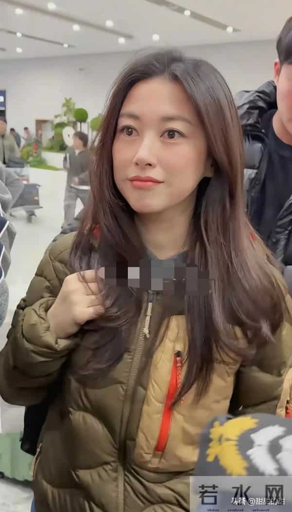 朱珠机场穿"吐司羽绒服"太绝！素颜被追着问链接～