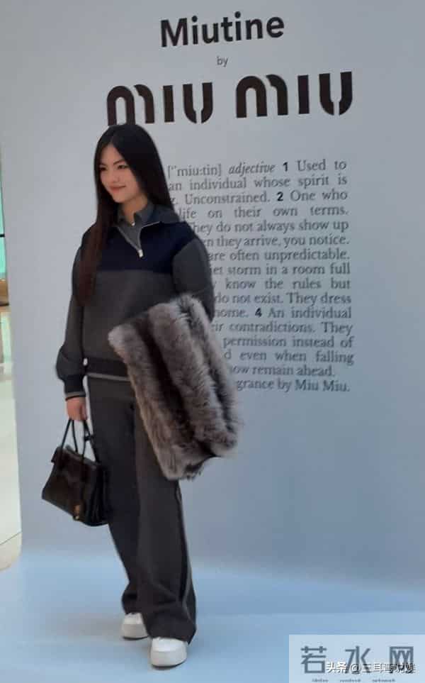 王诗龄现身上海参加活动，这次衣服穿对了，与何超莲同框好养眼