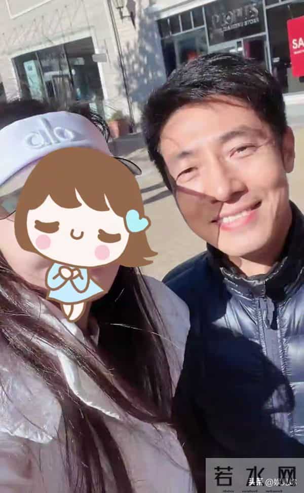 撒贝宁随李白回加拿大探亲,俩人带着龙凤胎闲逛,都不上班好悠闲